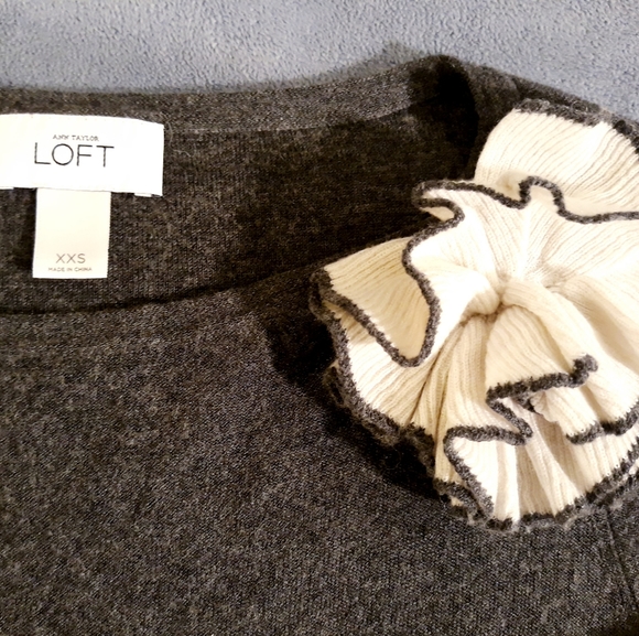 Ann Taylor LOFT Gray Wool Blend Sweater with Flower Accent Size XS - Picture 3 of 5